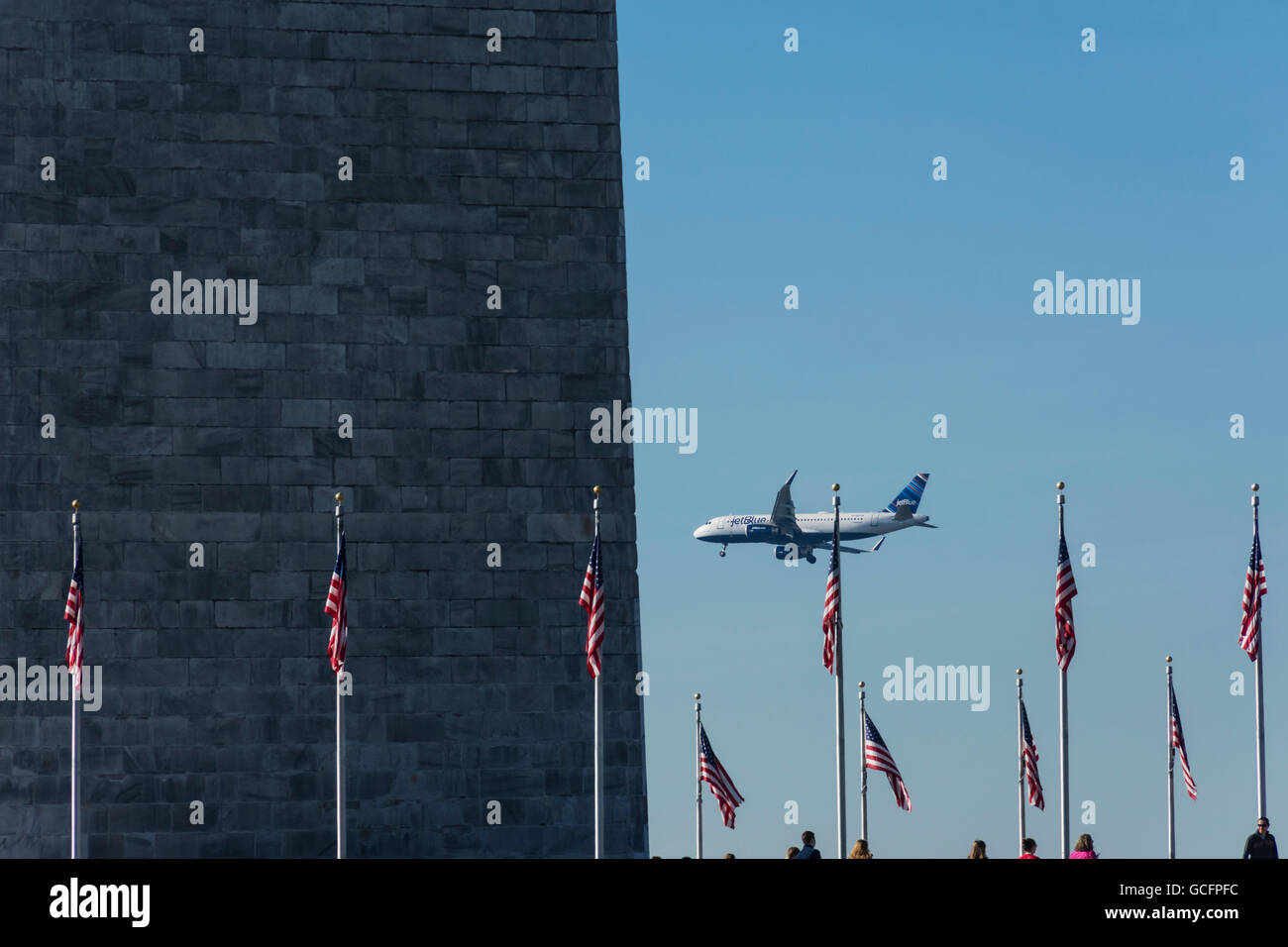 Ein JetBlue A320E Airbus-Flugzeug mit Winglets (Sharklets) fliegt durch das Washington Monument unterwegs zum Reagan National Airport landen Stockfoto