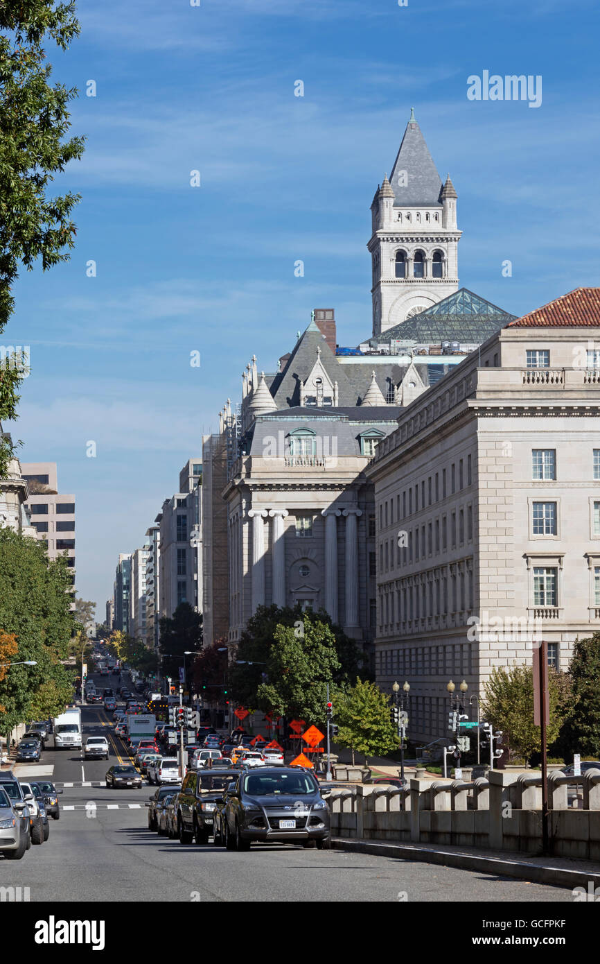 Blick Auf Die Zwölfte Straße Nw In Richtung 315-Fuß-Uhrenturm Des Alten Post Office Pavilion Von Der Ecke Der Constitution Avenue, Pavillon Wird Entwickelt... Stockfoto