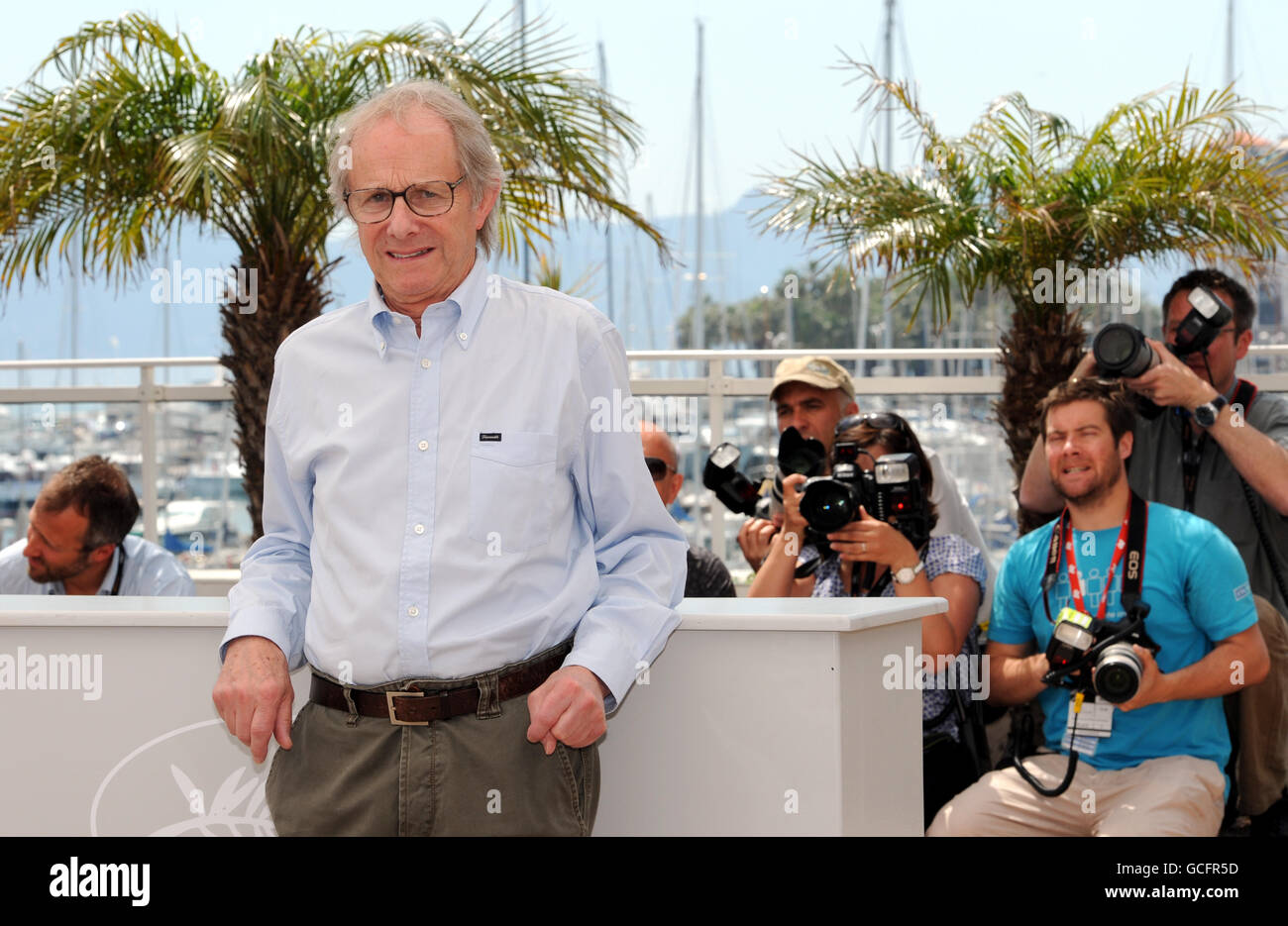 Ken Loach nimmt an einer Fotoschau für Route Irish während der 63. Filmfestspiele von Cannes, Frankreich, Teil. Der Film ist ein Spätbeitrag für die Palme D'Or. Stockfoto