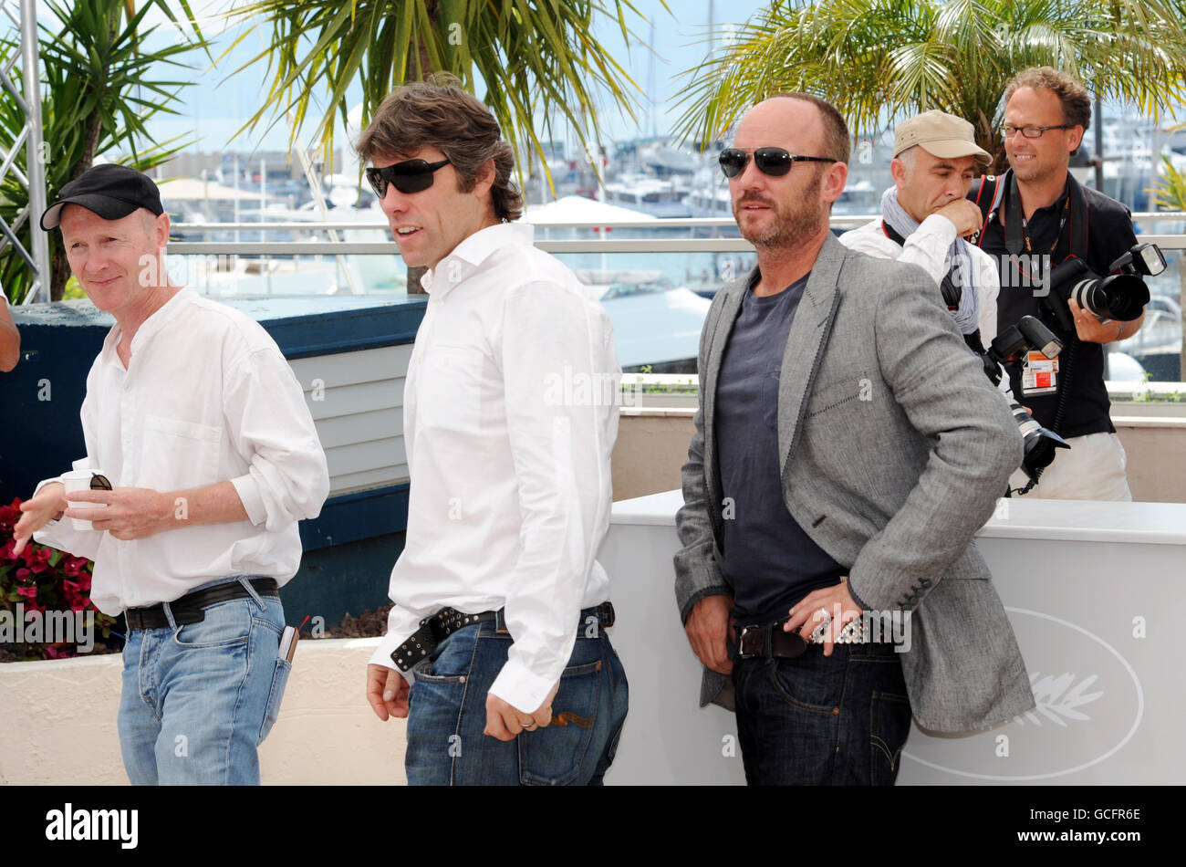 (Von links nach rechts) Paul Laverty, John Bishop und Mark Womack besuchen während der 63. Filmfestspiele von Cannes, Frankreich, eine Fotozelle für den neuen Film Route Irish, der einen späten Eintritt für die Palme d'Or darstellt. Stockfoto