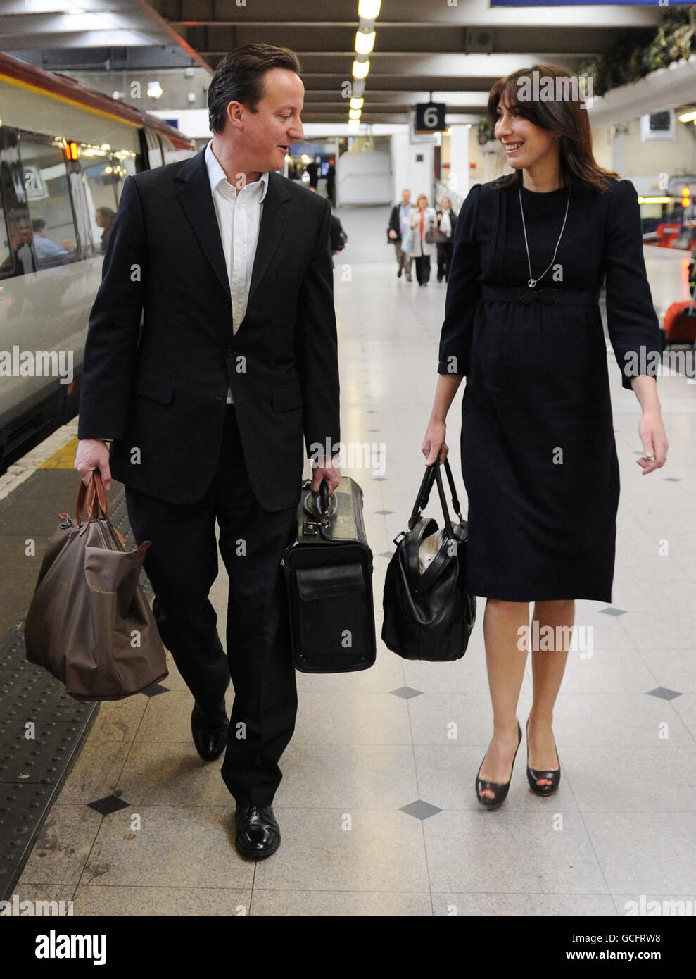 Der konservative Parteivorsitzende David Cameron und seine Frau Samantha kommen am Londoner Bahnhof Euston an, um einen Zug nach Birmingham zu nehmen, wo er heute Abend an der abschließenden Debatte der Fernsehführer teilnehmen wird. Stockfoto