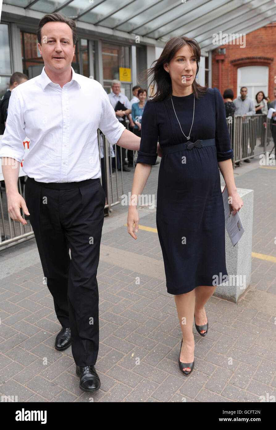 Der konservative Parteivorsitzende David Cameron und seine Frau Samantha bei einem Besuch im Birmingham Children's Hospital. Stockfoto