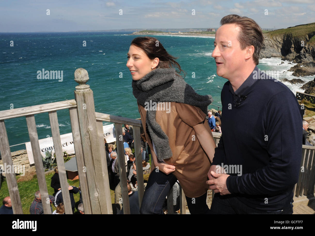 Der konservative Parteivorsitzende David Cameron und seine Frau Samantha verlassen die Lewinnick Lodge in der Nähe von Newquay in Cornwall, wo er eine Frage und ANTWORT mit den Einheimischen hielt. Stockfoto