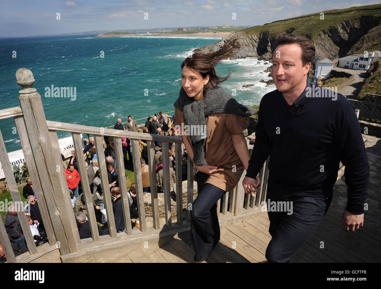 Der konservative Parteivorsitzende David Cameron und seine Frau Samantha verlassen die Lewinnick Lodge in der Nähe von Newquay in Cornwall, wo er eine Frage und ANTWORT mit den Einheimischen hielt. Stockfoto