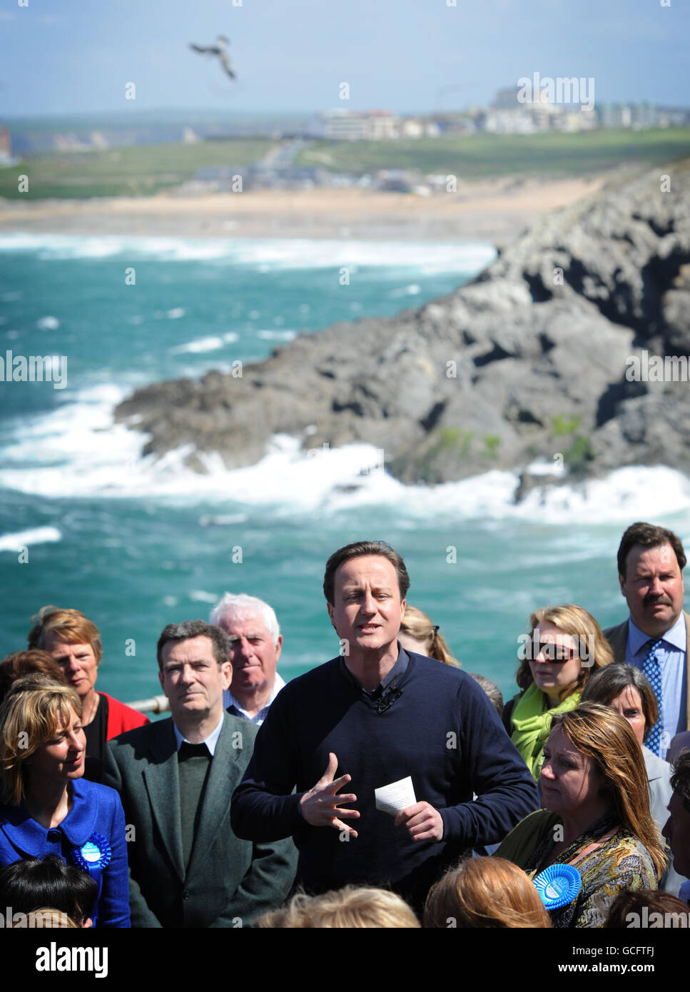 Der konservative Parteivorsitzende David Cameron in der Lewinnick Lodge bei Newquay in Cornwall, wo er mit den Einheimischen ein Gespräch führte. Stockfoto