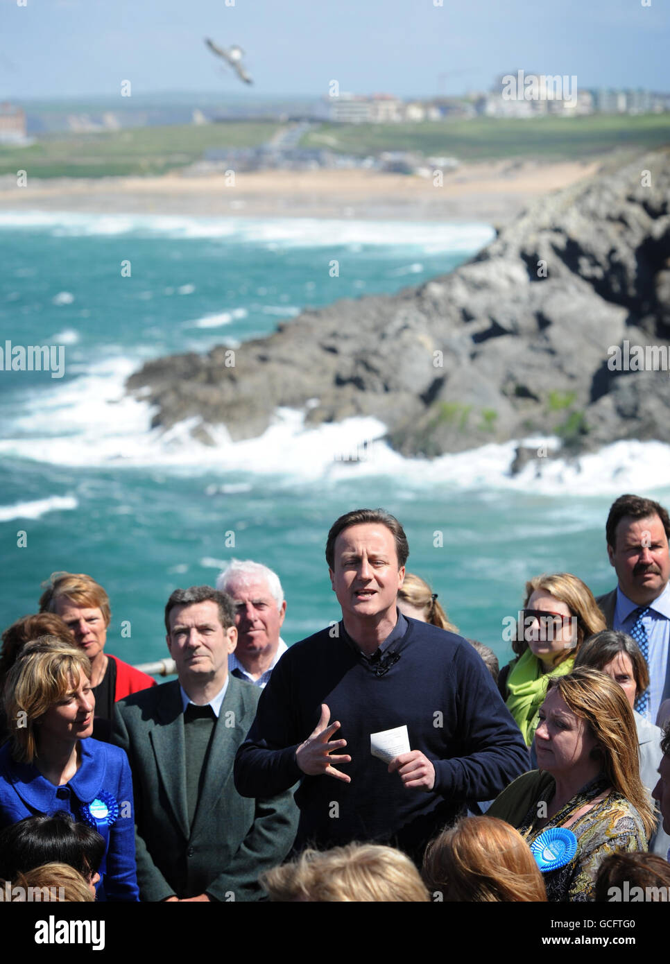 Der konservative Parteivorsitzende David Cameron in der Lewinnick Lodge bei Newquay in Cornwall, wo er mit den Einheimischen ein Gespräch führte. Stockfoto