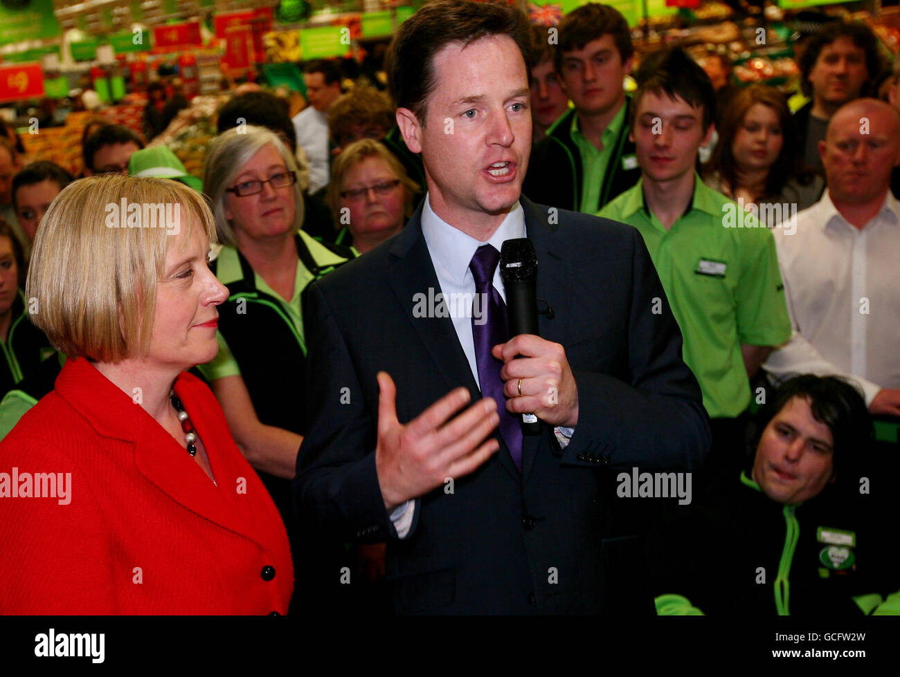 Der liberale Demokrat Nick Clegg und Lib dem PPC Claire Kelly sprechen während eines Besuchs im Wahlkampf in der Region mit Einkäufern und Mitarbeitern eines Asda-Supermarkts in Harrogate, Yorkshire. Stockfoto