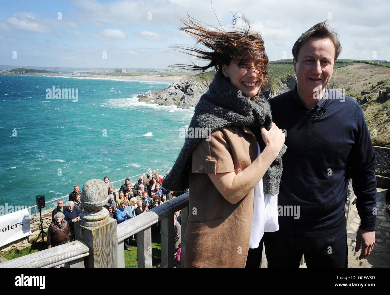 Der konservative Parteivorsitzende David Cameron und seine Frau Samantha verlassen die Lewinnick Lodge in der Nähe von Newquay in Cornwall nach einem Gespräch mit den Einheimischen. Stockfoto