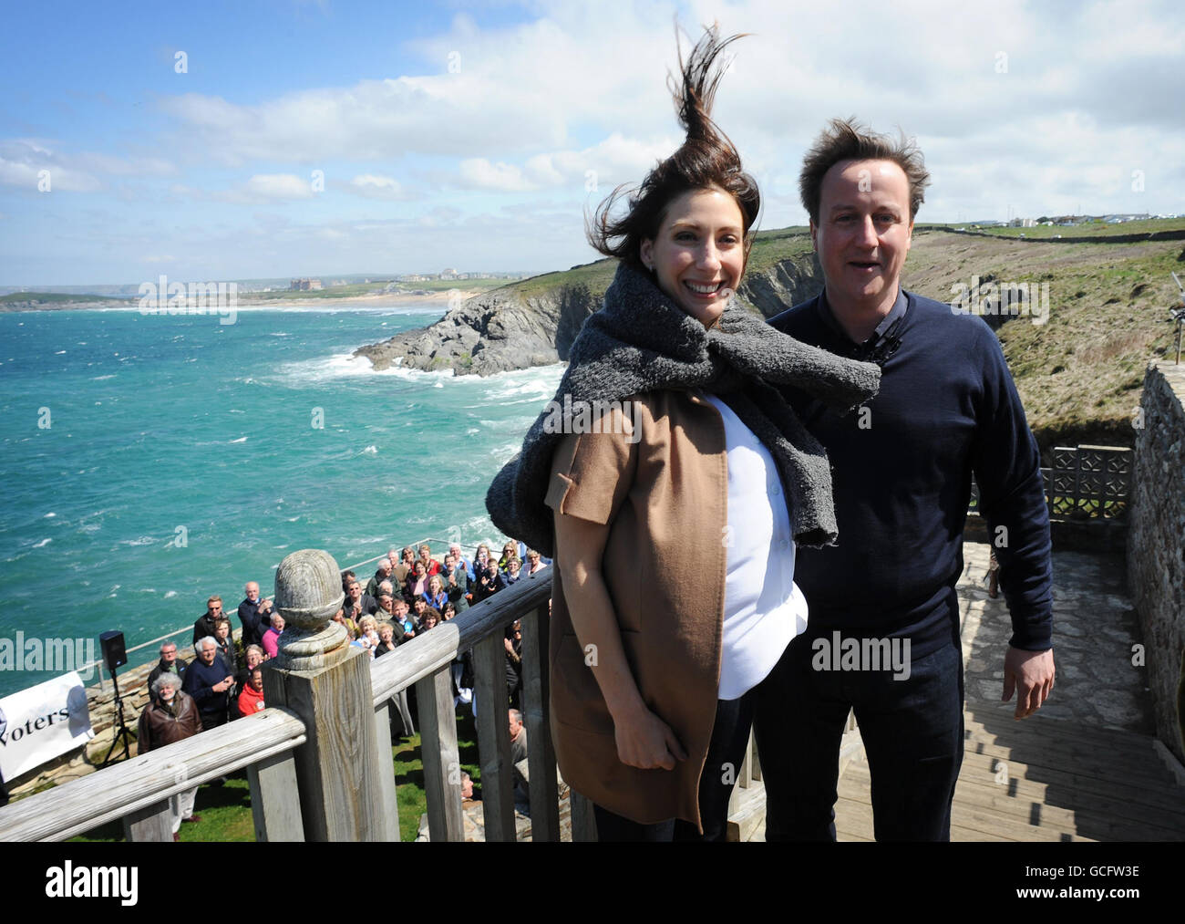 Der konservative Parteivorsitzende David Cameron und seine Frau Samantha verlassen die Lewinnick Lodge in der Nähe von Newquay in Cornwall nach einem Gespräch mit den Einheimischen. Stockfoto