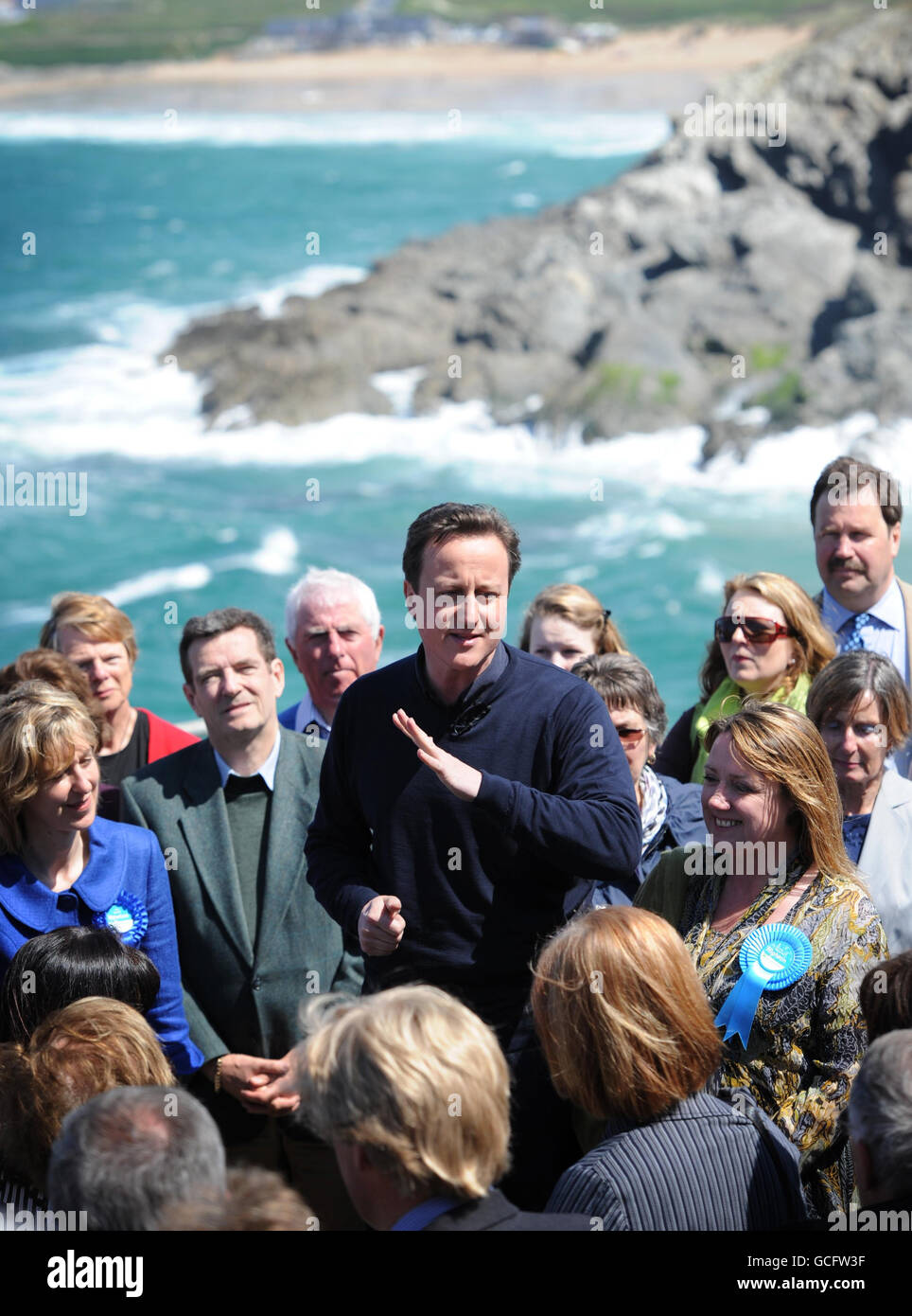 Der konservative Parteichef David Cameron sprach in der Lewinnick Lodge in der Nähe von Newquay in Cornwall während eines Q&A-Fragerunde mit den Einheimischen. Stockfoto