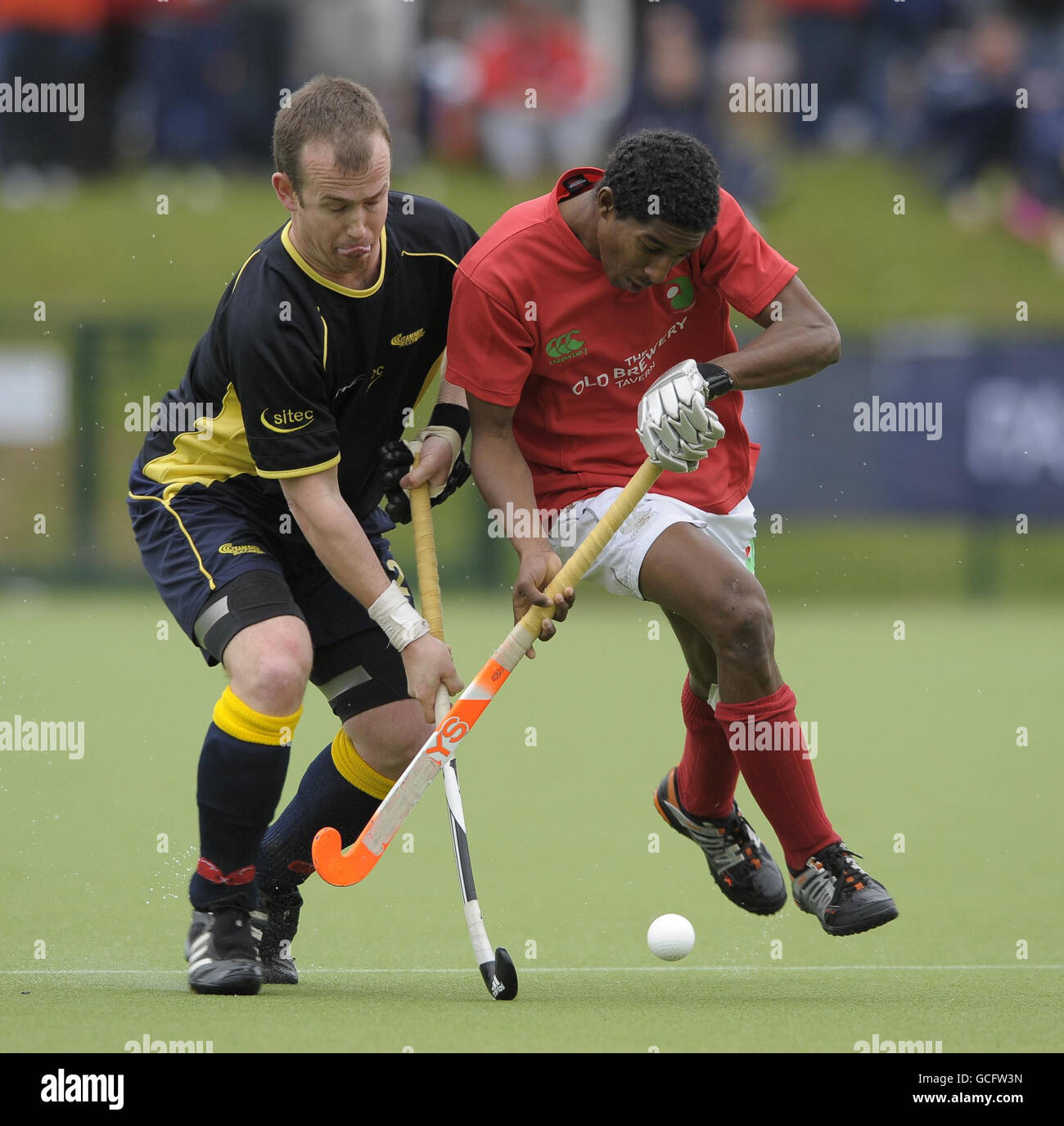 Der Torschütze von Canterbury, Mickel Pierre (rechts), wird von James Mumme Young von Team Bath während ihres Promotion-Turnierspiels im Cannock Hockey Club, Cannock, herausgefordert. Stockfoto