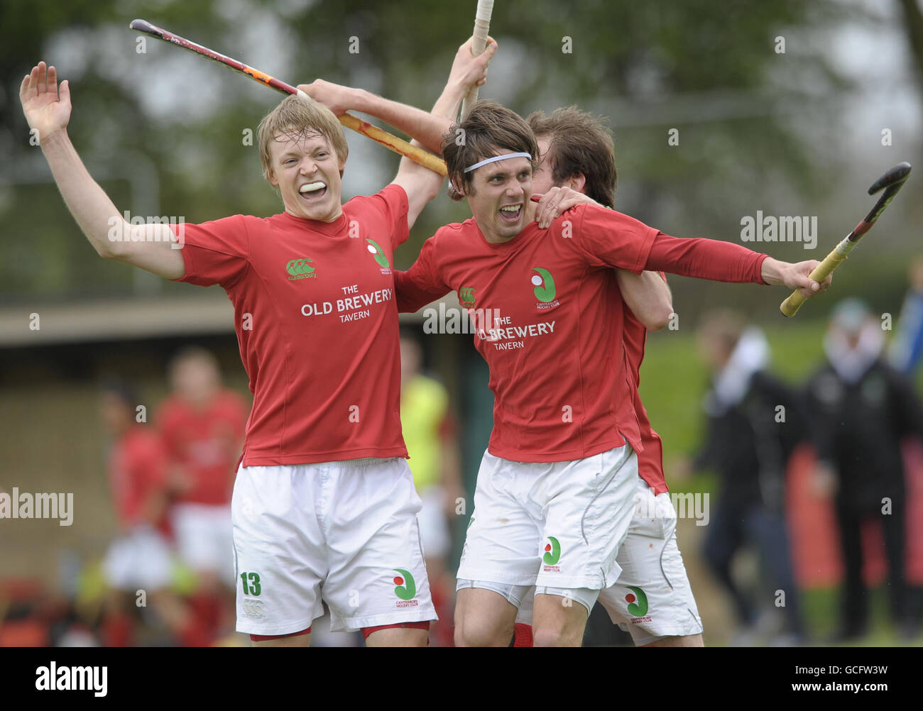 Michael Farrer und Tom Richford von Canterbury feiern ihren Last-Minute-Sieger gegen das Team Bath während ihres Promotionturnierspiels im Cannock Hockey Club, Cannock. Stockfoto