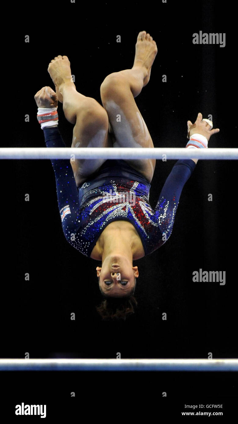 Gymnastik - Europameisterschaften der Frauen 2010 - Tag fünf - Nationale Hallenarena. Die britische Rebecca Downie tritt während der Europameisterschaft im NIA, Birmingham, an den unebenen Riegel an. Stockfoto