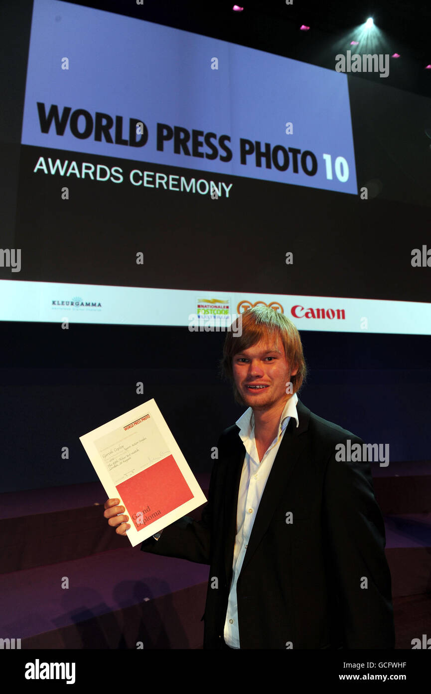 Fotograf der Pressevereinigung Gareth Copley, nachdem er seinen Preis für den Gewinn der Sektion Sports Action bei der Verleihung der World Press Photo Awards in Amsterdam erhalten hatte. Stockfoto