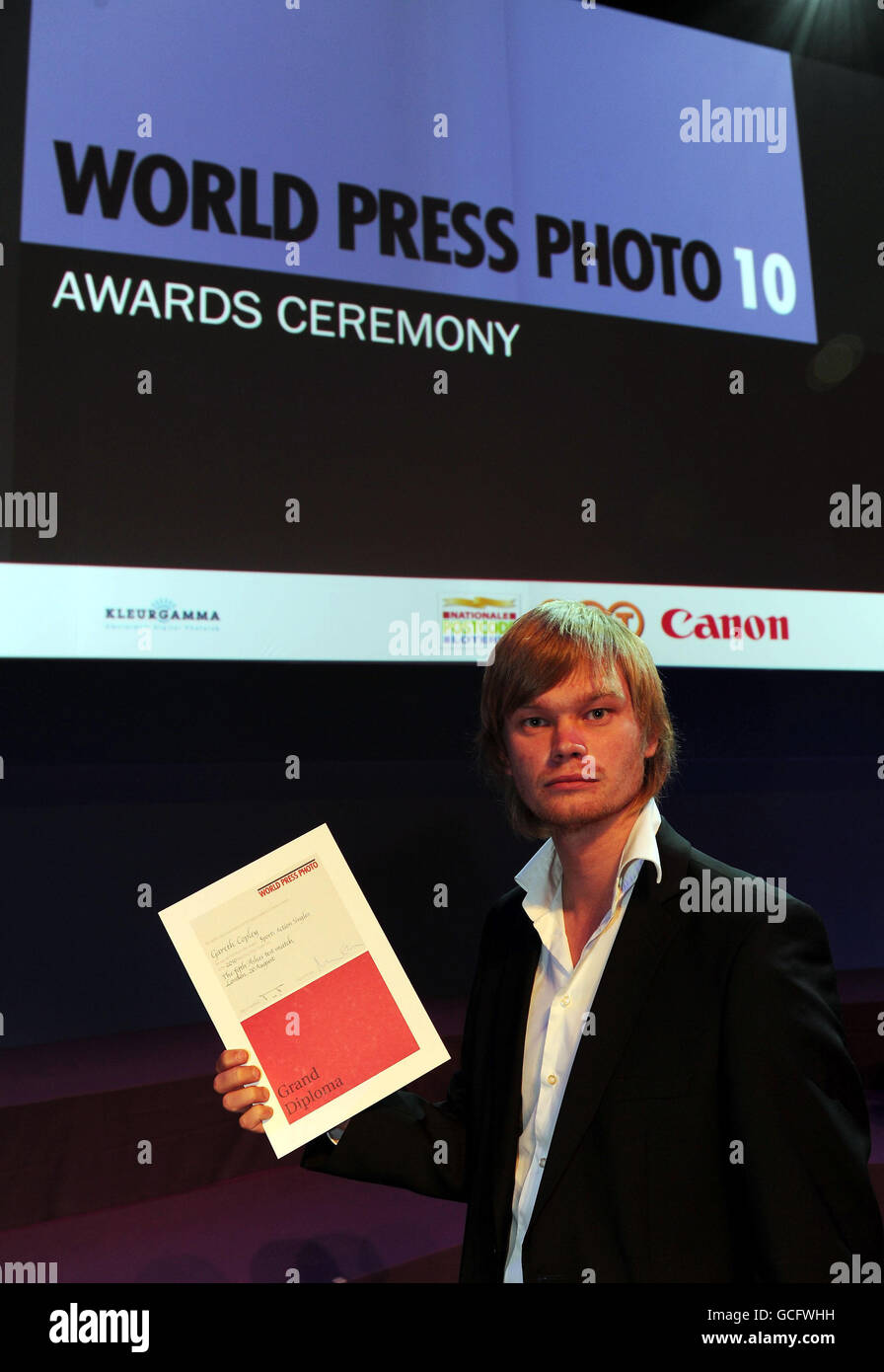 Fotograf der Pressevereinigung Gareth Copley, nachdem er seinen Preis für den Gewinn der Sektion Sports Action bei der Verleihung der World Press Photo Awards in Amsterdam erhalten hatte. Stockfoto