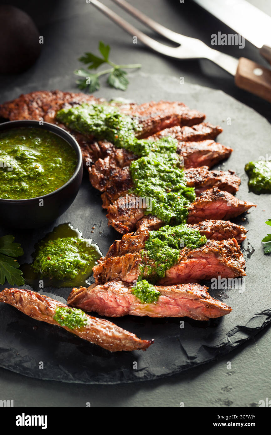 Hausgemachte gekochte Rock Steak mit Chimichurri-Sauce und Gewürze Stockfoto
