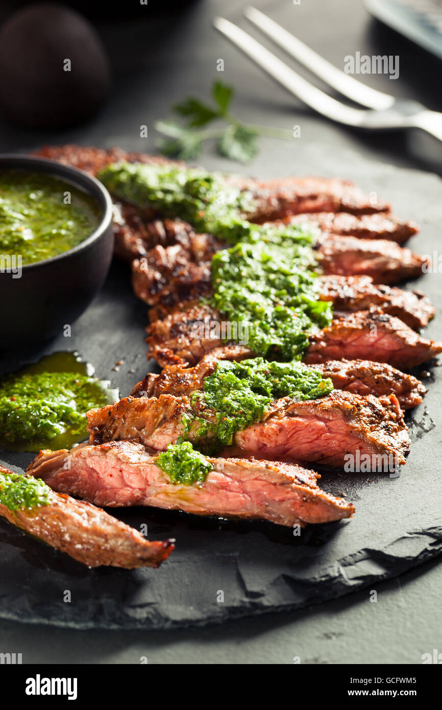 Hausgemachte gekochte Rock Steak mit Chimichurri-Sauce und Gewürze Stockfoto