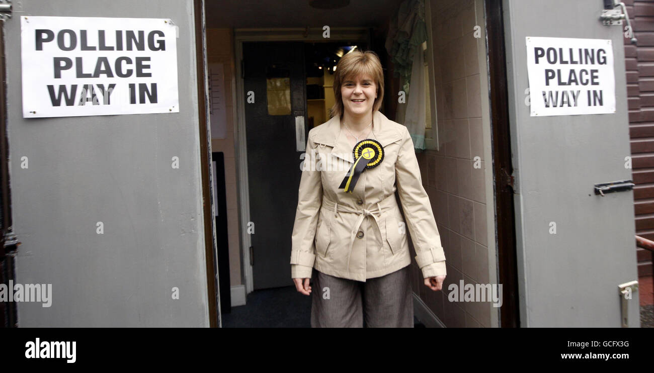 SNP-stellvertretende Vorsitzende Nicola Sturgeon verlässt das Wahllokal der Broomhouse Community Hall in Glasgow East, nachdem sie ihre Stimme abgegeben hat. Stockfoto