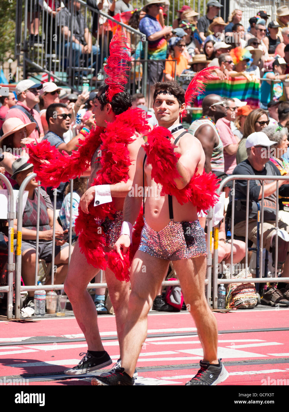 Gay paar marschieren in San Francisco Pride Parade 2016 Stockfoto
