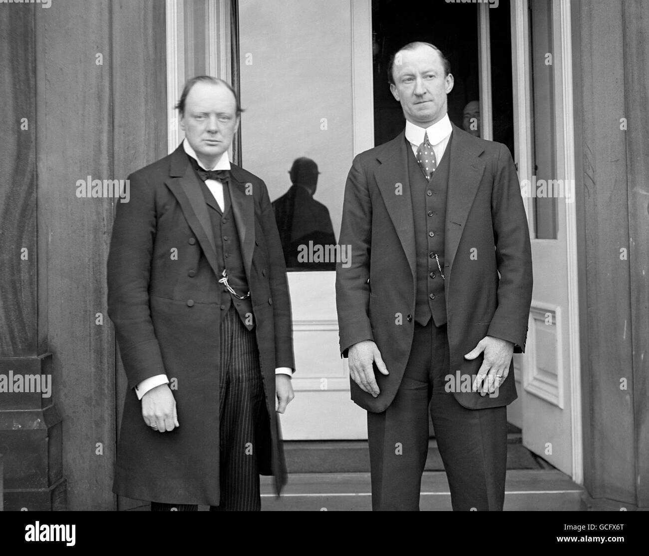 Der erste Lord der Admiralität Winston Churchill und der Parlamentarische Sekretär des Schatzamtes Percy Illingworth. Stockfoto