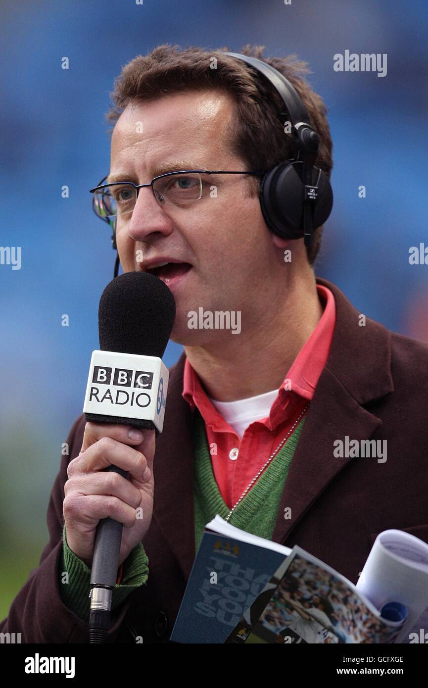 Fußball - Barclays Premier League - Manchester City / Tottenham Hotspur - City of Manchester Stadium. Mark Pougatch, BBC 5 Live Sport-Moderator. Stockfoto