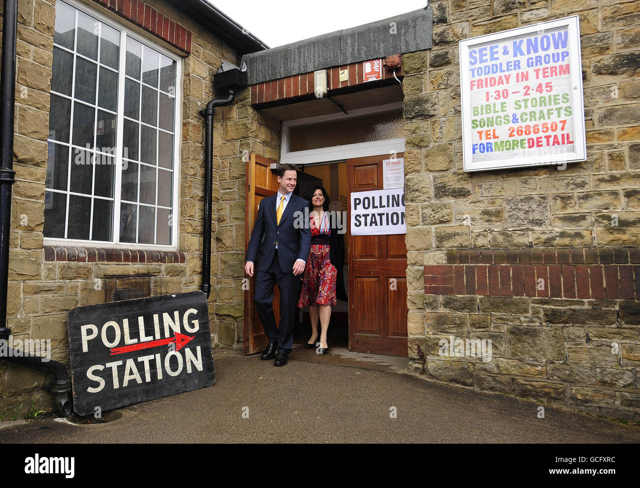 LibDem-Chef Nick Clegg und seine Frau Miriam vor der Bents Green Methodist Church Hall in seinem Wahlkreis Sheffield, nachdem sie bei den britischen Parlamentswahlen ihre Stimme abgegeben hatten. Stockfoto