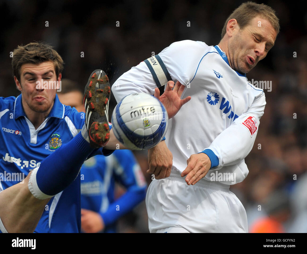 l-r; Paul Huntingdon von Stockport County bekämpft Ian Thomas Moore von Tranmere Rovers Stockfoto