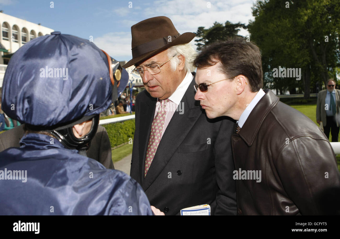 Johnny Murtagh spricht mit John Magnier und Aidan O'Brien, nachdem Midas Touch während des Derrinstown Derby Trial Day auf der Leopardstown Racecourse in Leopardstown den Derrinstown Stud Derby Trial Stakes gewonnen hatte. Stockfoto