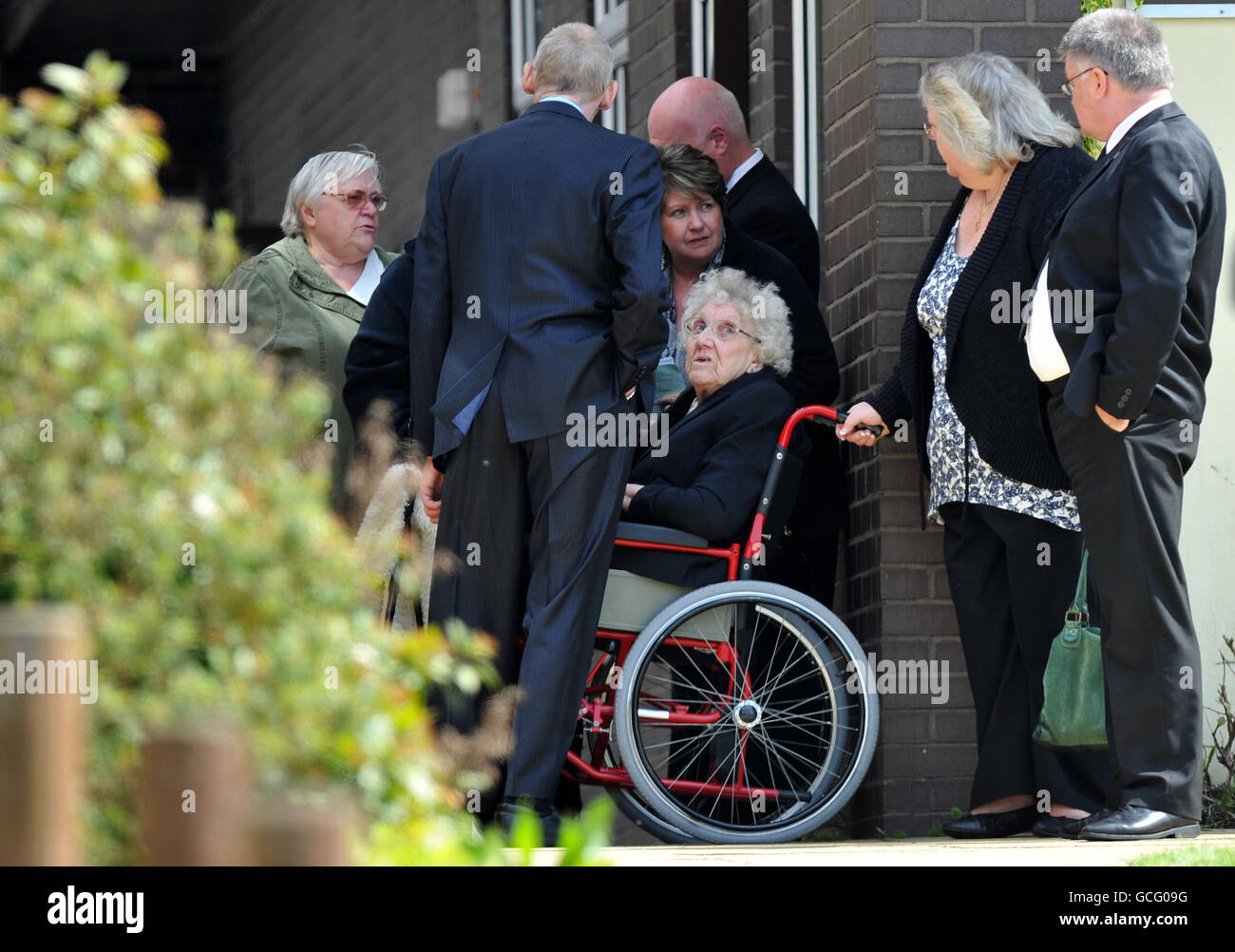 Rose (Mitte), die Mutter von David Askew nach seiner Beerdigung in St. Barnabas Kirche, Hattersley, Greater Manchester. Stockfoto
