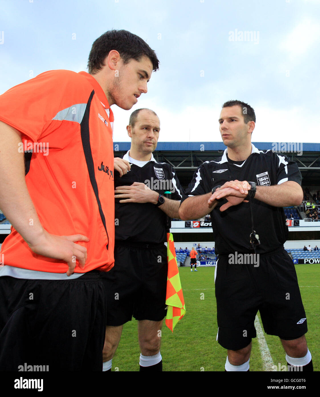 Fußball - Football League Youth Alliance Cup - Finale - Queens Park Rangers gegen Stockport - Loftus Road. Schiedsrichter Tom Robinson (rechts) und Stockport-Kapitän Sam Barnes (links) während des Münzwerfen vor dem Anpfiff. Stockfoto