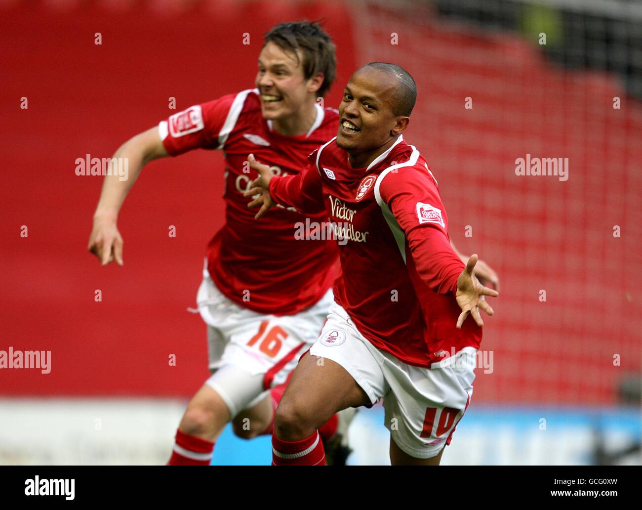 Fußball - Coca-Cola Football League Championship - Play Off Halbfinale - zweite Etappe - Nottingham Forest gegen Blackpool - City Ground. Robert Earnshaw von Nottingham Forest (rechts) feiert mit Teamkollege Chris Gunter, nachdem er das erste Tor seiner Mannschaft im Spiel erzielt hat Stockfoto