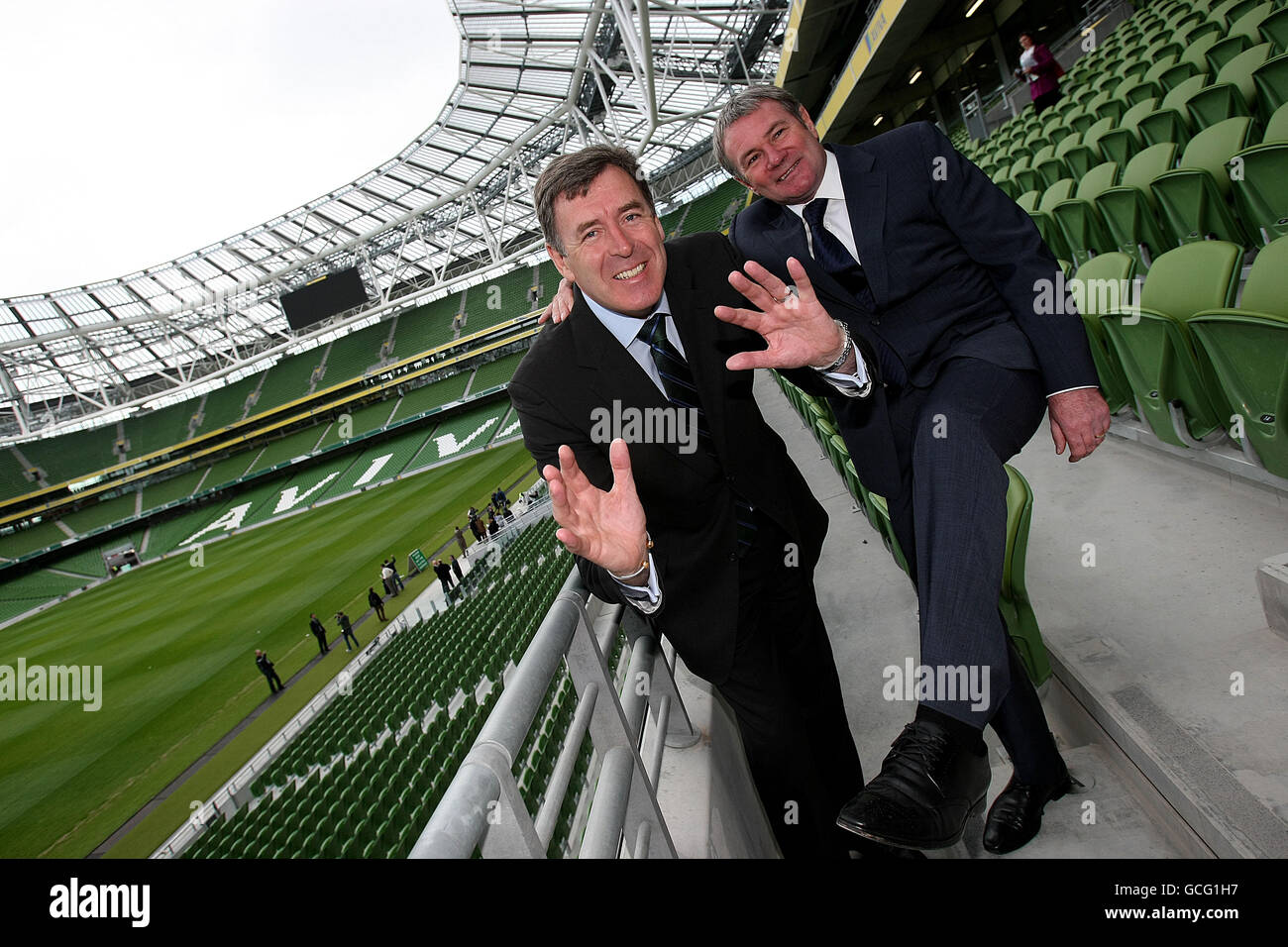 Die irischen Fußballlegenden Packie Bonner (links) und Ray Houghton im neuen Avivia Stadium (ehemals Lansdowne Rd) machen im Rahmen der offiziellen Eröffnung eine Tour durch das Gelände. Stockfoto