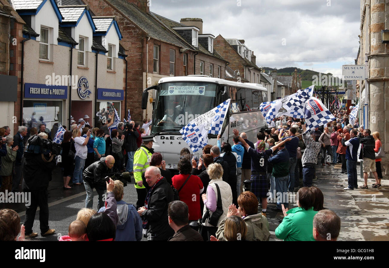 Ross County Fans winken aus ihrem Team, als sie die Dingwall High Street auf ihrem Weg zum Hampden Park hinunter gehen, wo sie morgen Dundee United im Active Nation Scottish Cup Finale spielen werden. Stockfoto