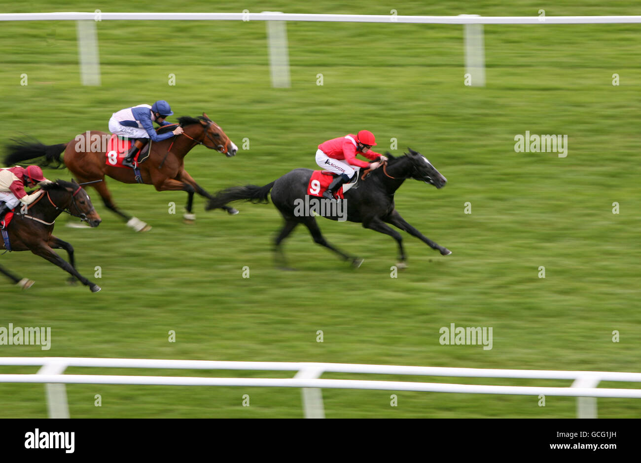 Pferderennen - Bekshire County Blind Society Centenary Raceday - Rennbahn Newbury. Meme von Jamie Spencer geht aus dem Feld und gewinnt den Einsatz der Blind Siciety Maiden in der Grafschaft von Bukshire Stockfoto