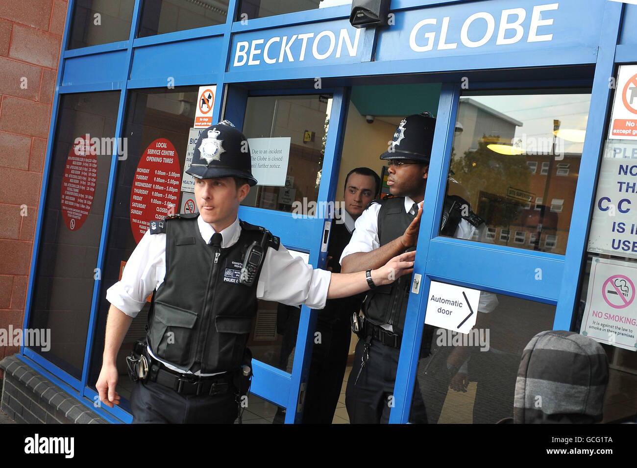 Beamte besuchen die Szene in Beckton, Ost-London, nachdem der Labour-Abgeordnete Stephen Timms während einer Wahlkreisberatungsoperation erstochen wurde. Stockfoto