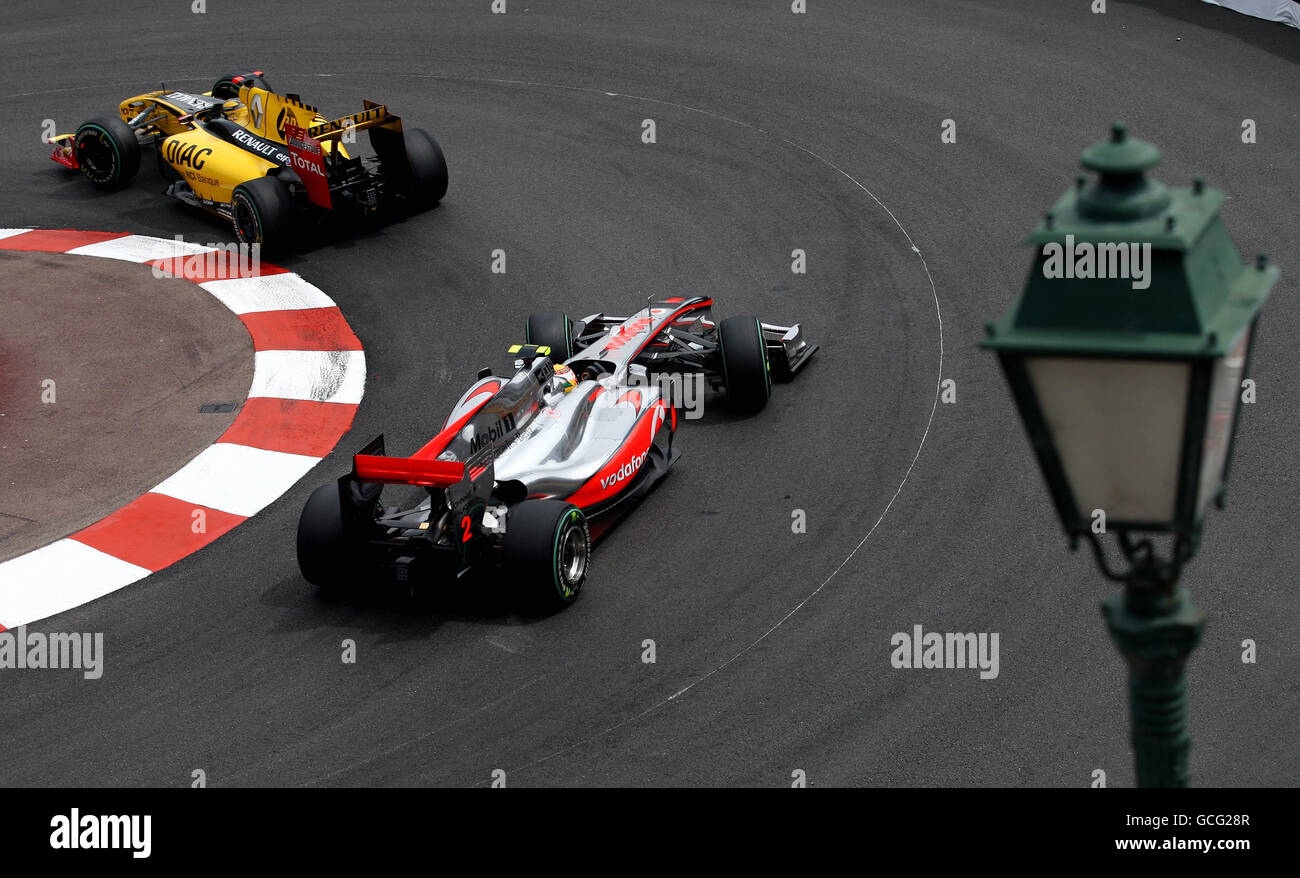 McLaren-Pilot Lewis Hamilton jagt Renualts Robert Kubica (links) um die Loews-Haarnadel beim dritten Training auf dem Circuit de Monaco, Monte Carlo. Stockfoto
