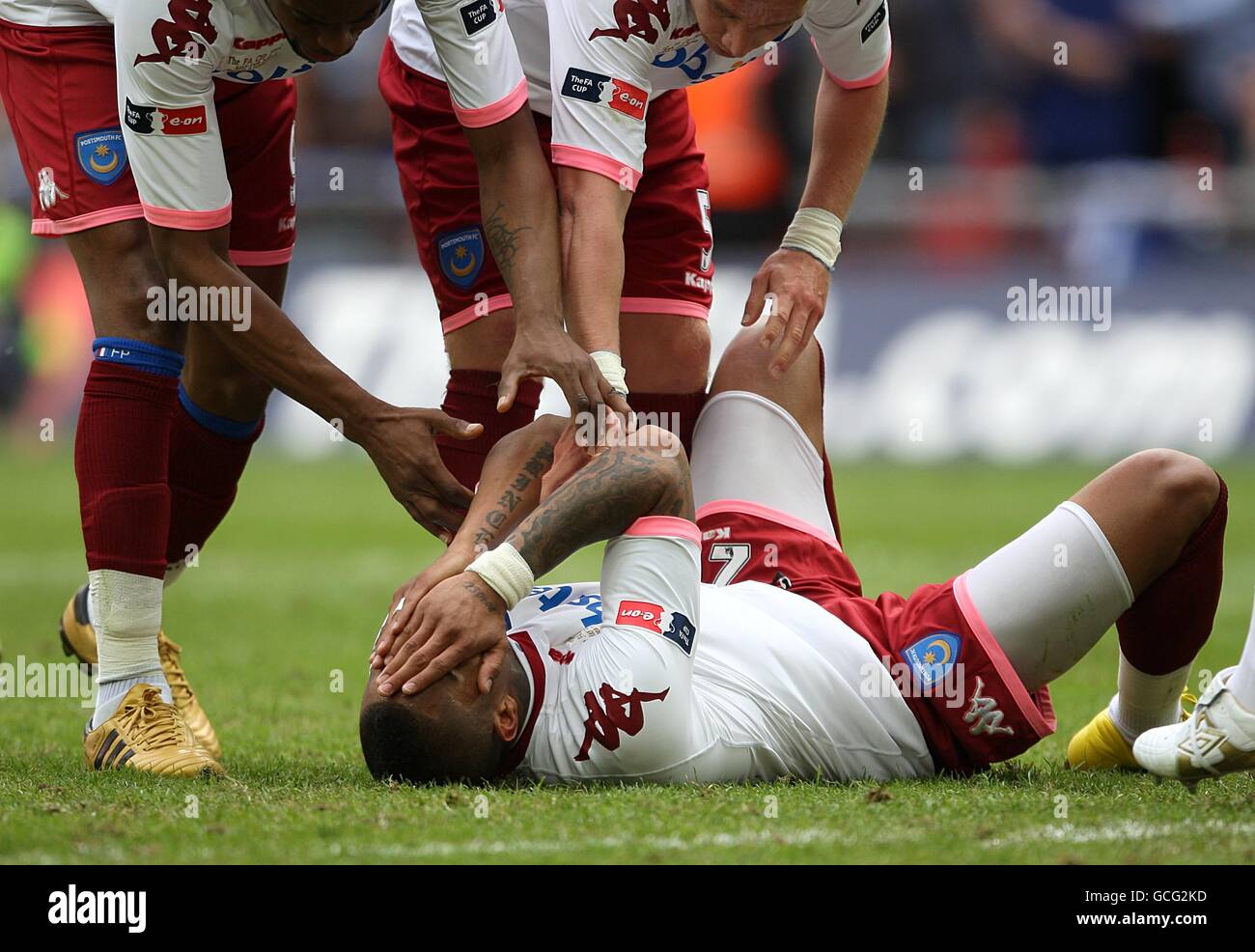 Kevin-Prince Boateng von Portsmouth wird von seinen Teamkollegen nach ihm getröstet Fehlschläge von der Strafstelle Stockfoto