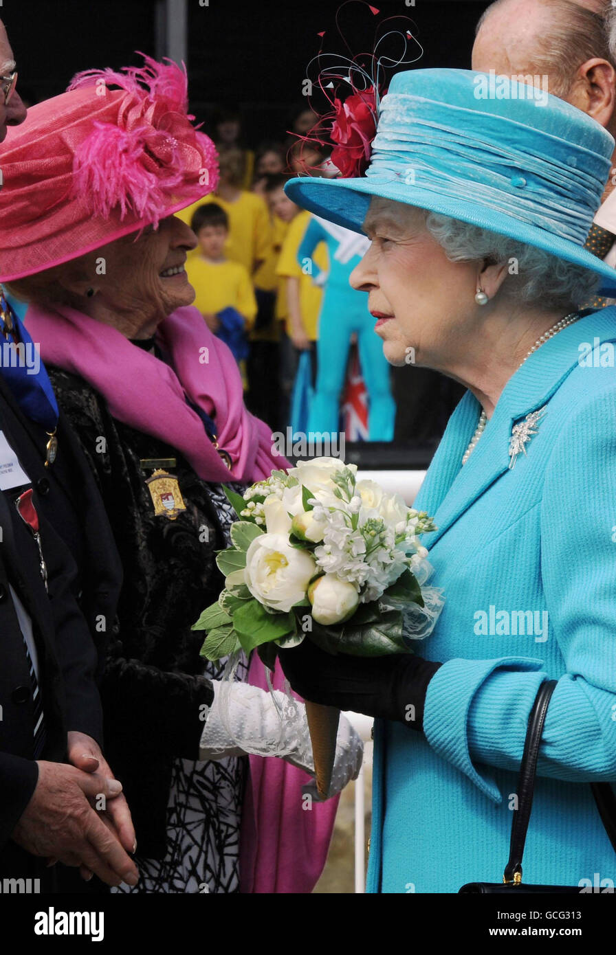 Queen Elizabeth II. Kommt in Scarborough, North Yorkshire an, wo sie das neu restaurierte Open Air Theatre in Northstead Manor Gardens eröffnete, das das größte Freilufttheater Europas ist. Stockfoto