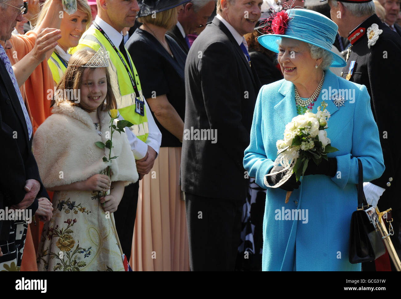 Queen Elizabeth II kommt in Scarborough, North Yorkshire an, wo sie das neu restaurierte Northstead Manor Gardens Open Air Theatre eröffnete, das das größte Freilufttheater Europas ist. Stockfoto