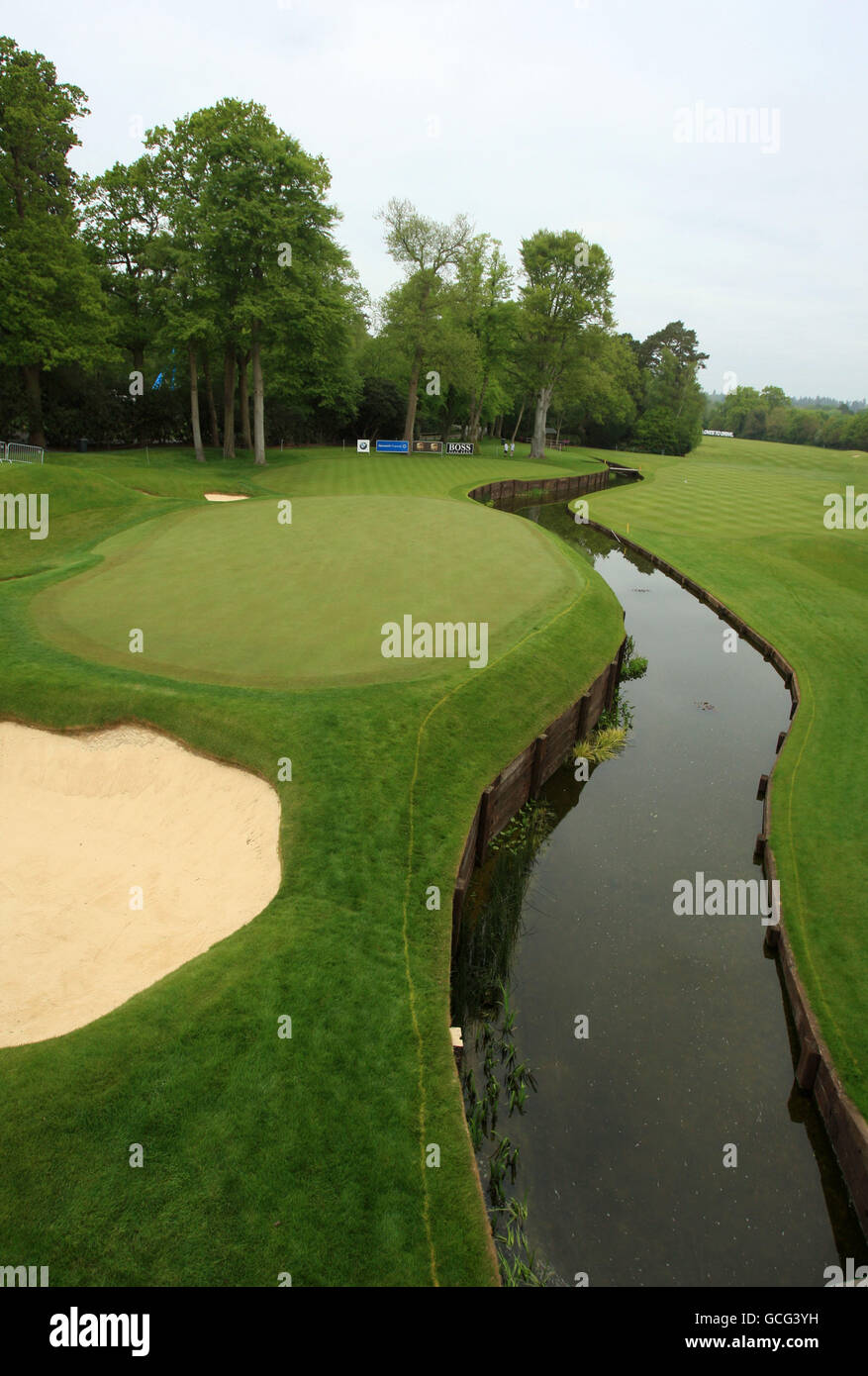 Golf - BMW PGA Championship 2010 - erster Tag - Wentworth Golf Club. Der neue Mann machte am 18. Bach, der am Rand des Grüns entlang lief Stockfoto
