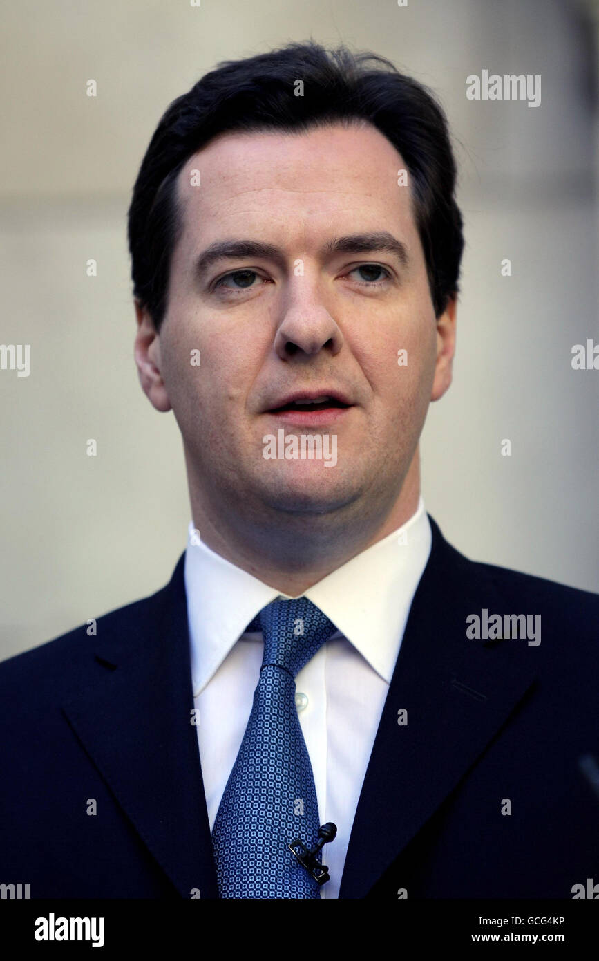 Der Schatzkanzler George Osborne hält eine Pressekonferenz im Garten des Schatzamtes der HM, London, ab. Stockfoto