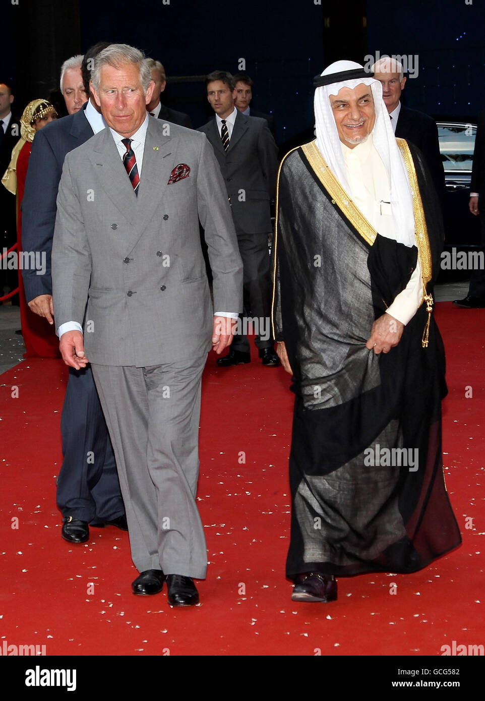 Der Prinz von Wales (links) und seine Königliche Hoheit Prinz Turki Al Faisal bin Abdul Aziz Al Saud kommen im BFI Imax Cinema im Zentrum von London zur Premiere des Films Arabia an, einer 3D-Dokumentation, die die Geschichte und Kultur Saudi-Arabiens feiert. Stockfoto