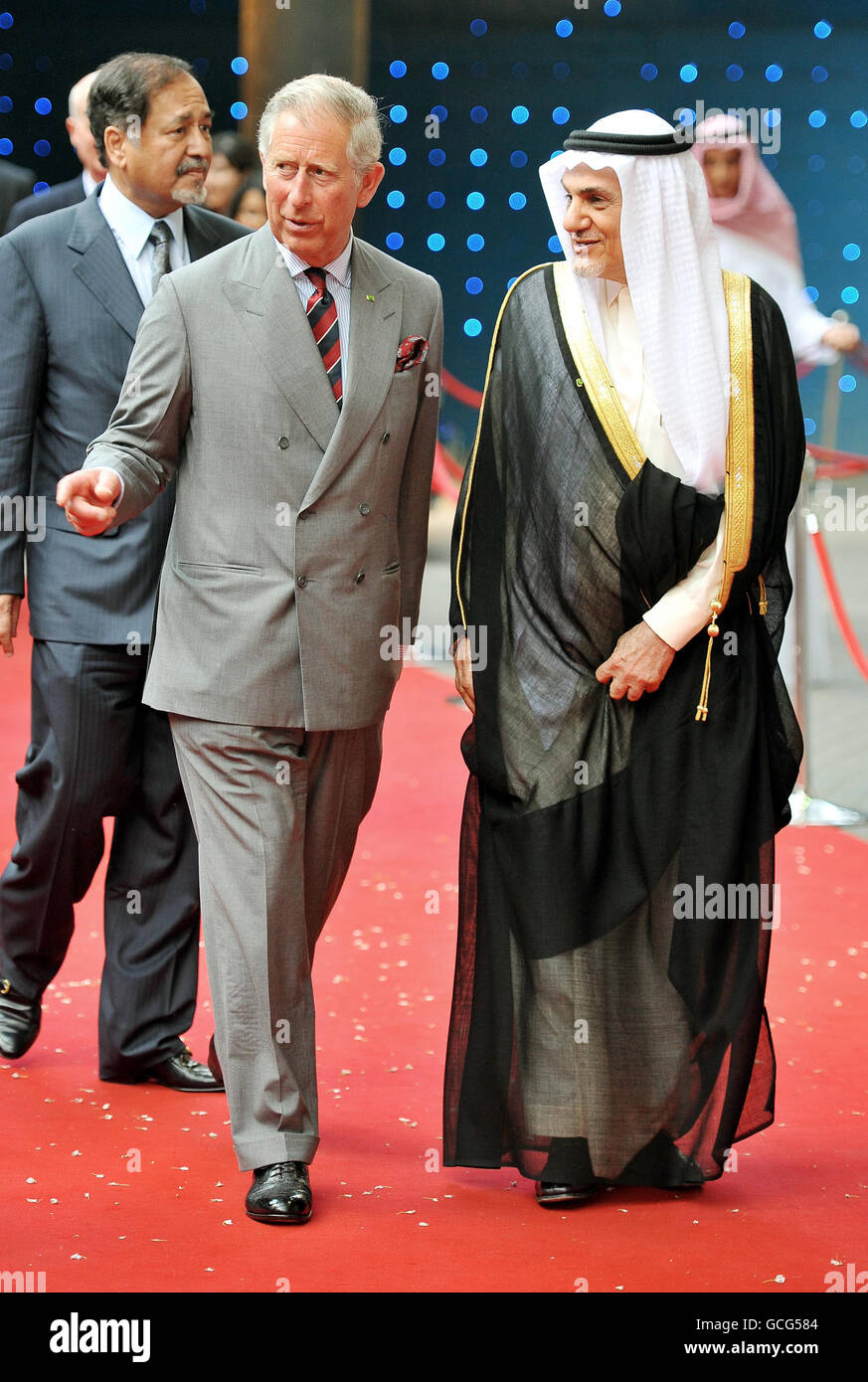 Der Prinz von Wales (links) und seine Königliche Hoheit Prinz Turki Al Faisal bin Abdul Aziz Al Saud (rechts) kommen im BFI Imax Kino im Zentrum von London zur Premiere des Films Arabia an, einer 3D-Dokumentation, die die Geschichte und Kultur Saudi-Arabiens feiert. Stockfoto