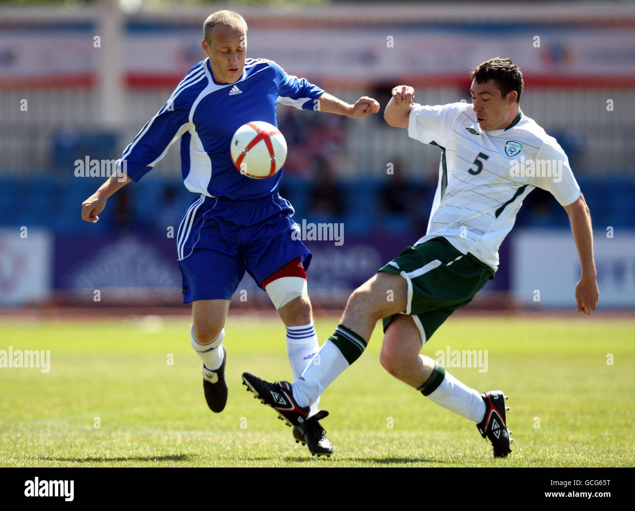 Der britische Matt Dimbylow wird vom irischen Nationalmannschaft Joe Markey während der Paralympics World Cup Football während der BT Paralympic World Cup in Sport City, Manchester, angegangen. Stockfoto