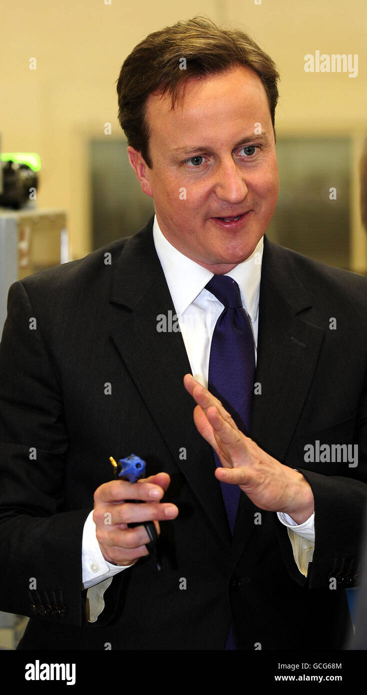 Premierminister David Cameron besucht die Fertigungshalle, während die Arbeiten im Surgical Innovations-Gebäude in Leeds, dem Hersteller von Hightech-medizinischen Geräten, weitergeführt werden. Stockfoto