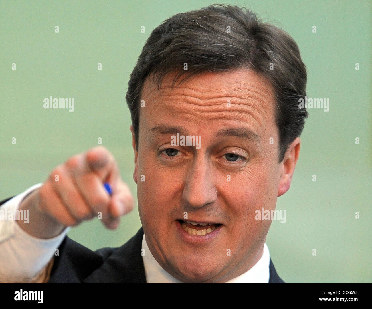 Premierminister David Cameron spricht in Shipley, West Yorkshire, mit Vertretern der lokalen Wirtschaft, während er die Strategie der Regierung für das Wirtschaftswachstum vorstellt. Stockfoto