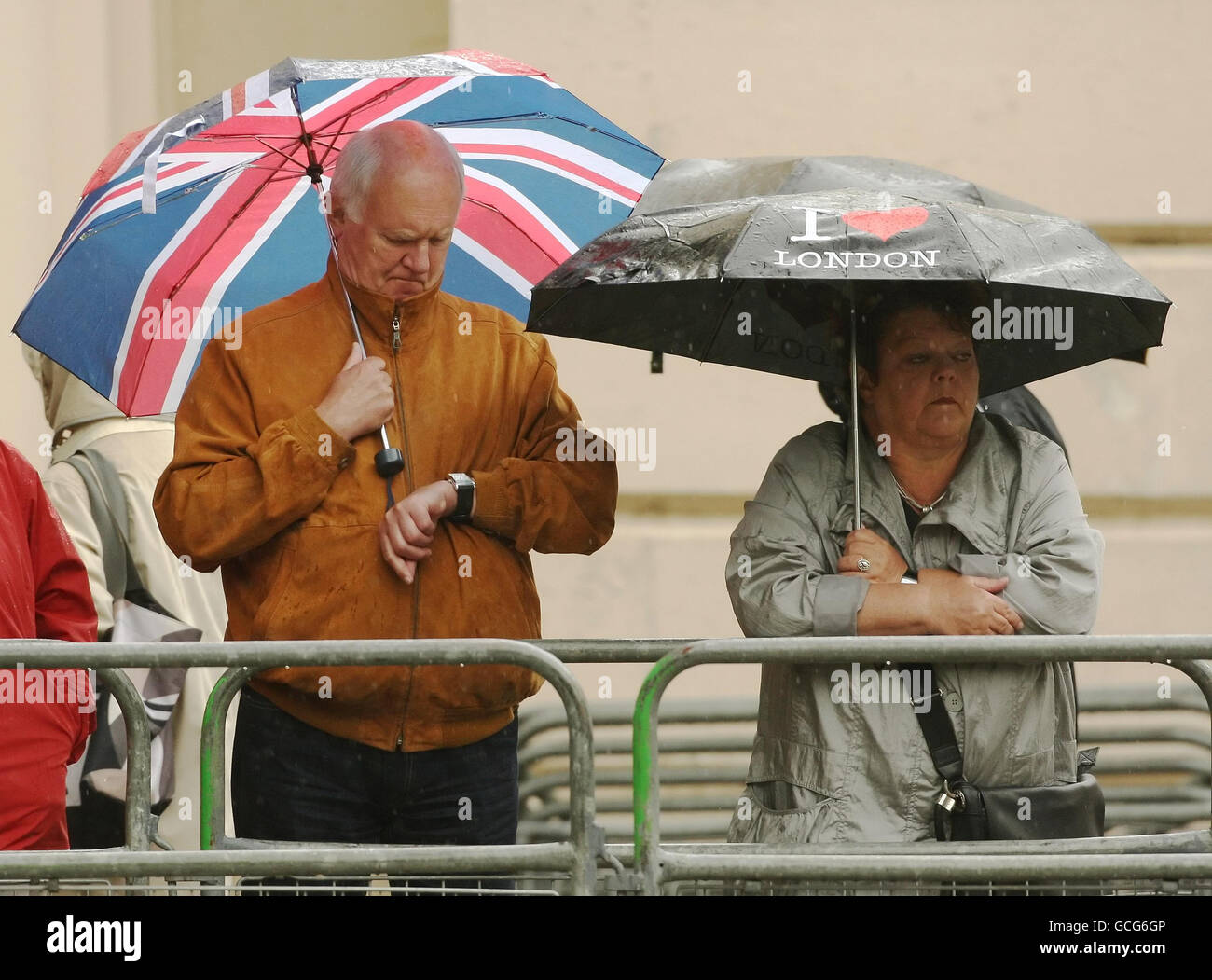 Zuschauer schützen sich vor dem Regen, um die Colonel's Review of the Trooping the Color Parade auf der Horseguards Parade, Westminster, im Zentrum von London zu beobachten. Stockfoto