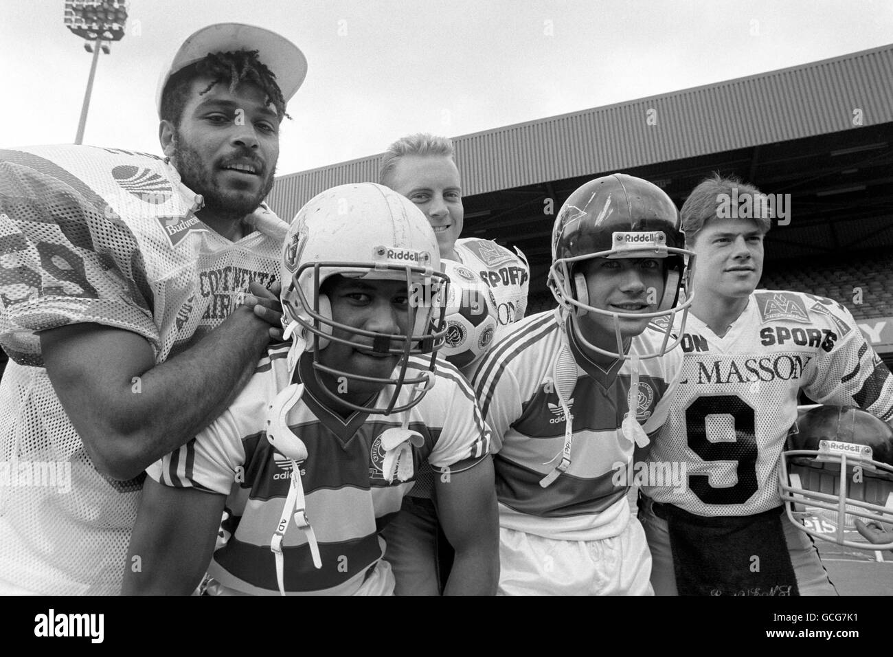 Helme testen die Queens Park Rangers-Spieler Les Ferdinand (links) und Dean Coney. Dazu kommen Kevin ward, John Simonaitis (Mitte, hinten) und Rob Roberts (r), die im Queens Park Rangers Ground, Loftus Road, American Style Football spielen werden Stockfoto