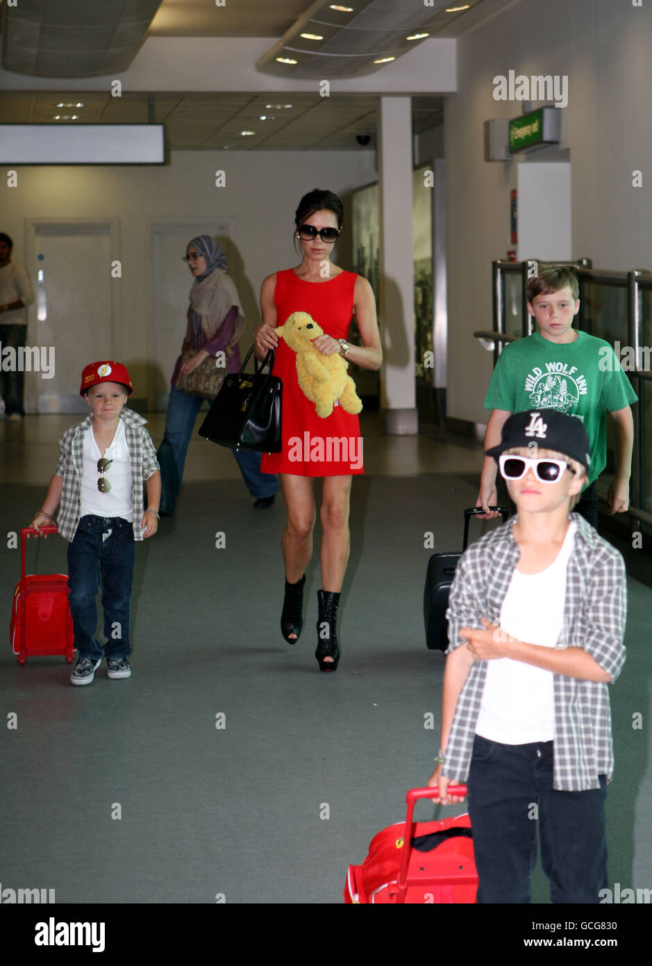 Victoria Beckham erreicht den Londoner Flughafen Heathrow mit ihren Söhnen Brooklyn (hinten, rechts), Romeo (vorne rechts) und Cruz (links) aus Los Angeles. DRÜCKEN SIE VERBANDSFOTO. Bilddatum: Sonntag, 6. Juni 2010. Bildnachweis sollte lauten: Steve Parsons/PA Wire Stockfoto