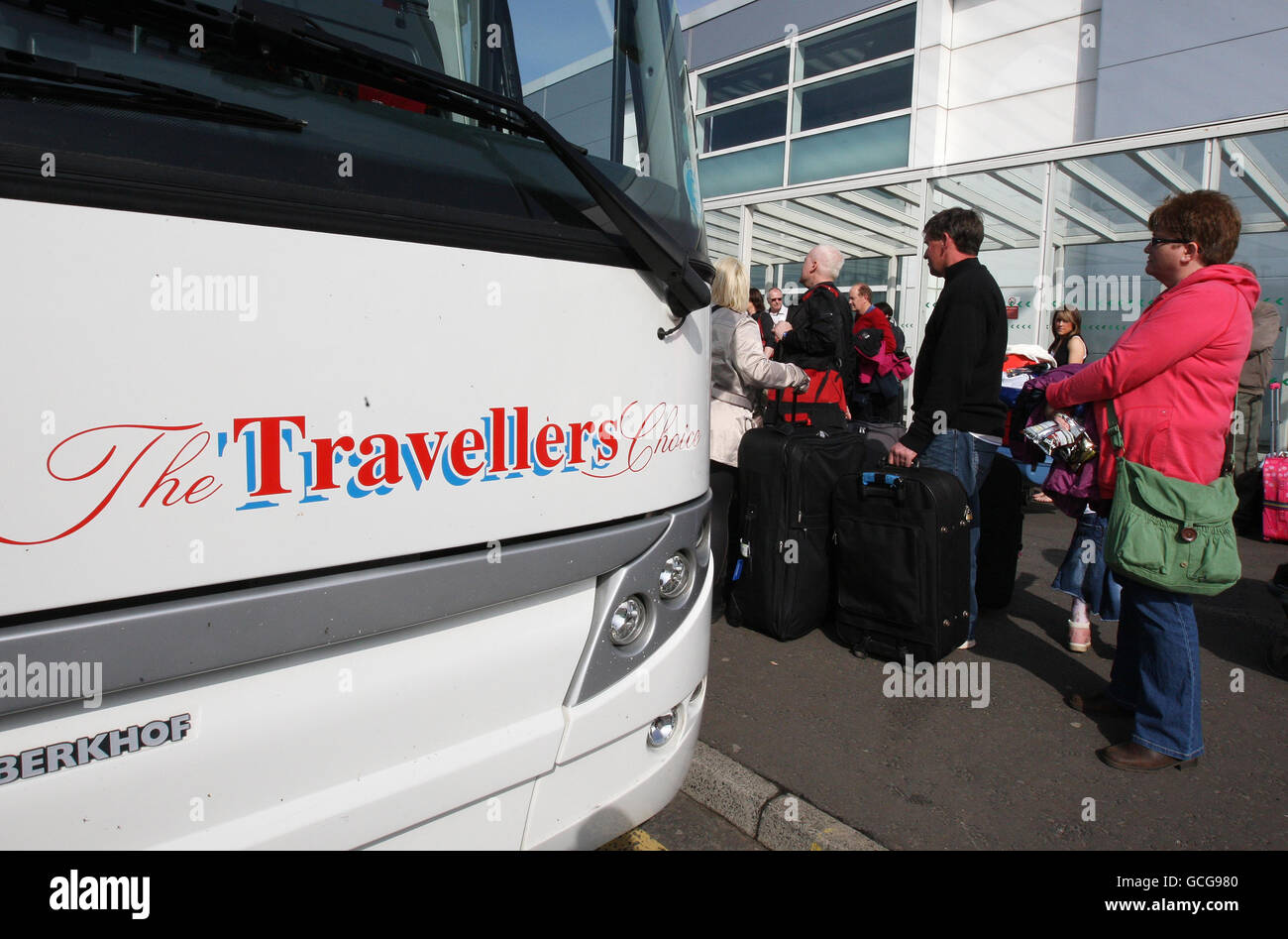 Fluggäste am Flughafen Glasgow, der aufgrund von Vulkanasche in der Atmosphäre geschlossen ist, warten auf Busse, die sie zu anderen britischen Flughäfen bringen, damit sie ihre Reise fortsetzen können. Stockfoto